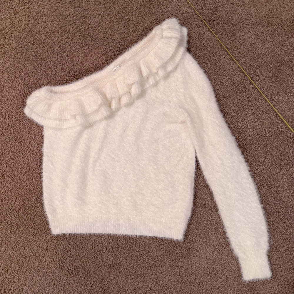 Vestique One Shoulder Sweater Sz M fuzzy cream/off white color Great Condition